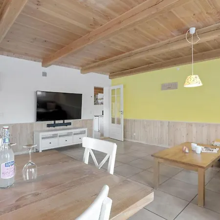 1 Bedroom Beautiful In דירה *
